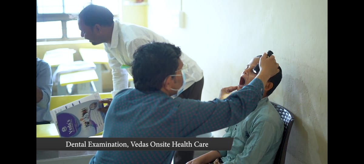 Dental examination with flashlight